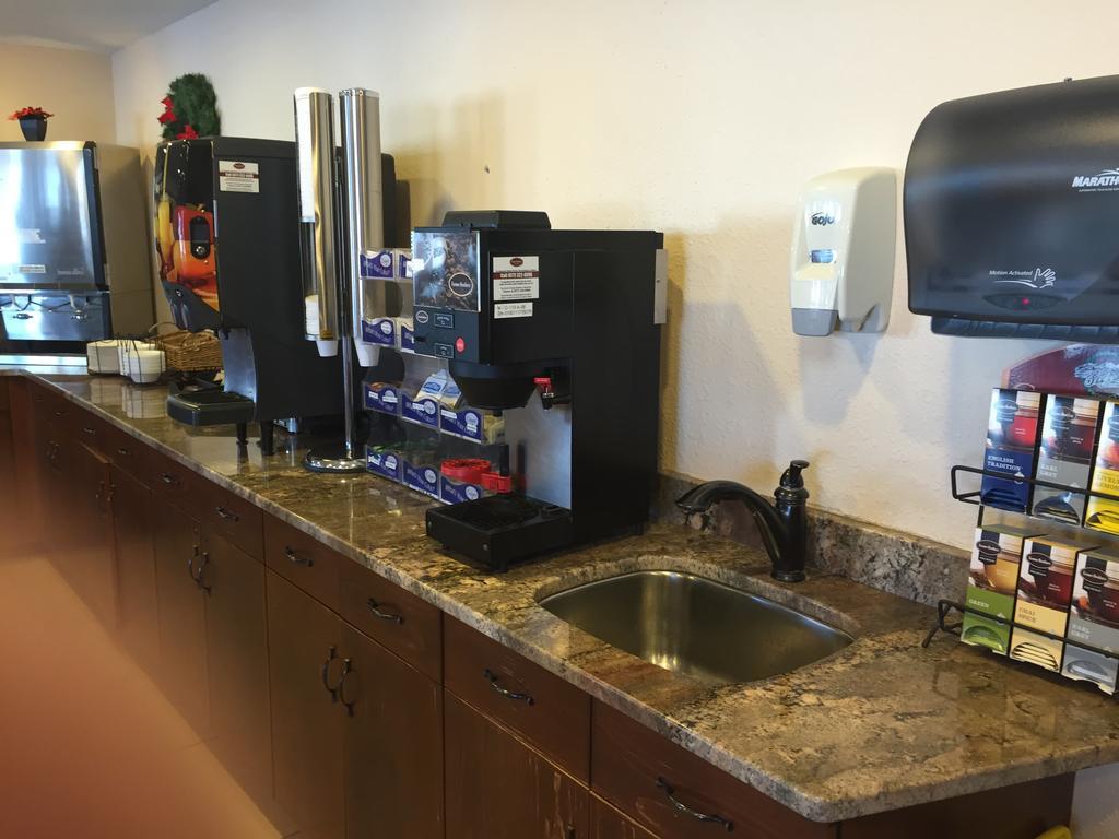 Americas Best Value Inn Grand Forks Extérieur photo