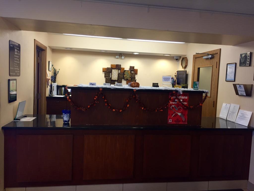 Americas Best Value Inn Grand Forks Extérieur photo