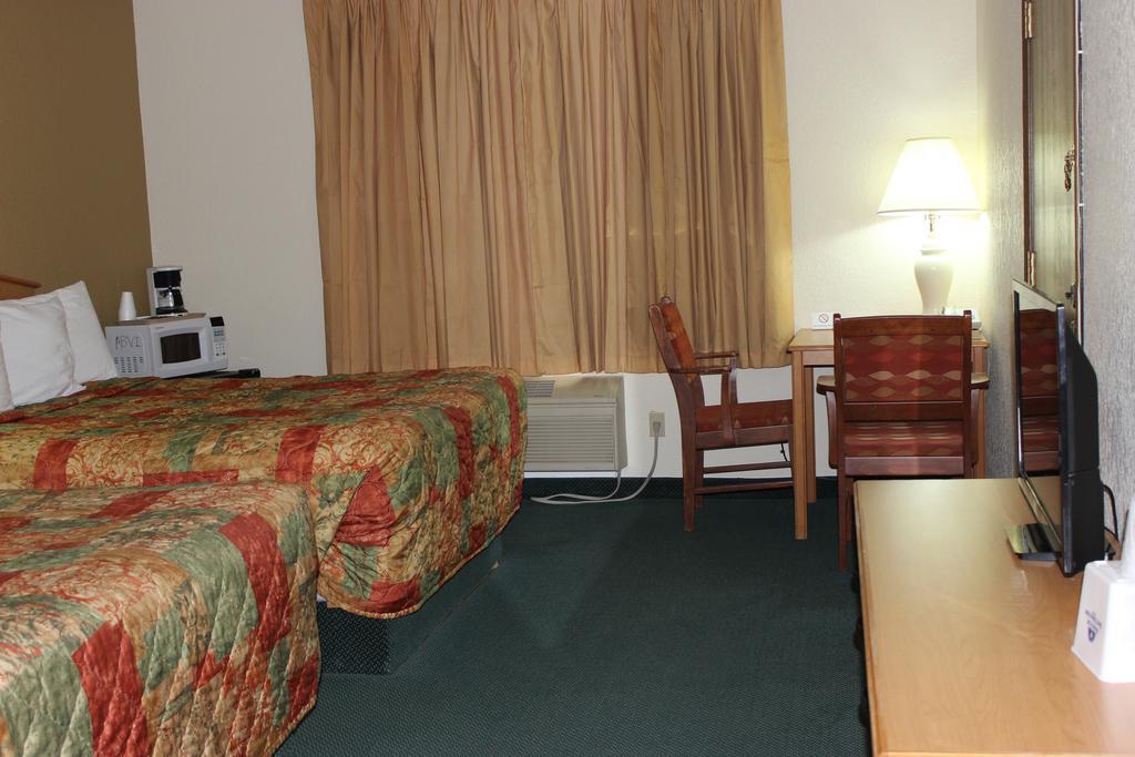 Americas Best Value Inn Grand Forks Extérieur photo
