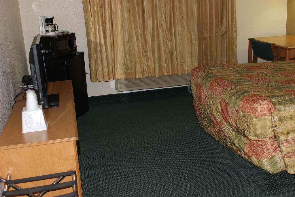 Americas Best Value Inn Grand Forks Extérieur photo