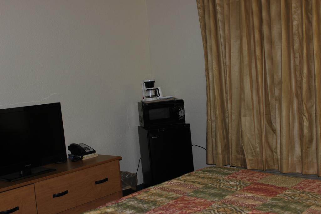 Americas Best Value Inn Grand Forks Extérieur photo