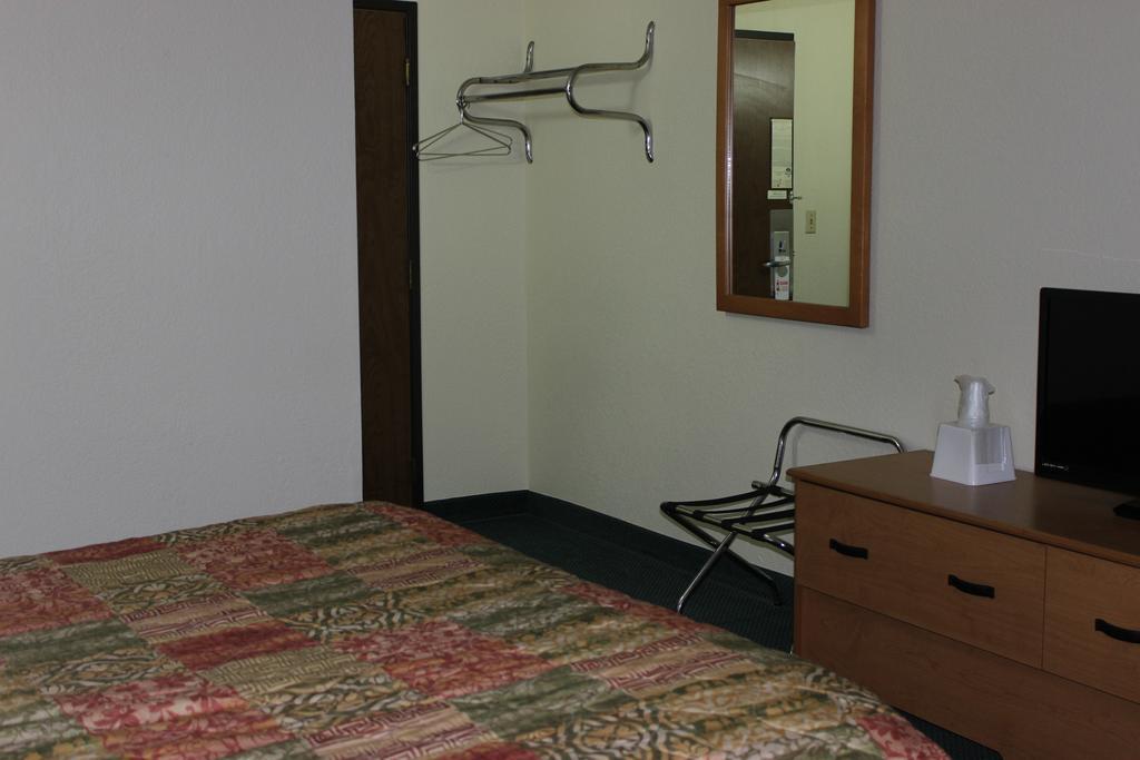 Americas Best Value Inn Grand Forks Extérieur photo
