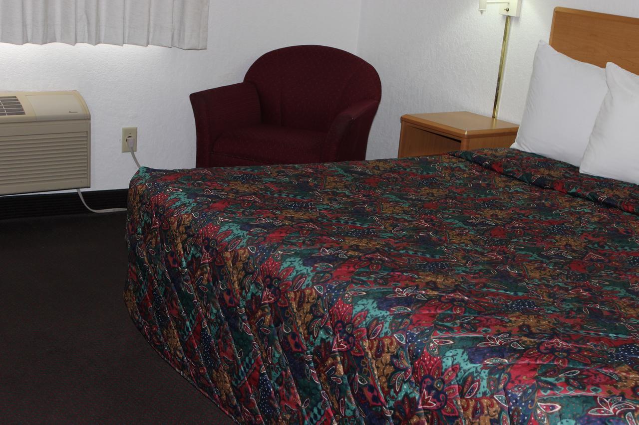 Americas Best Value Inn Grand Forks Extérieur photo