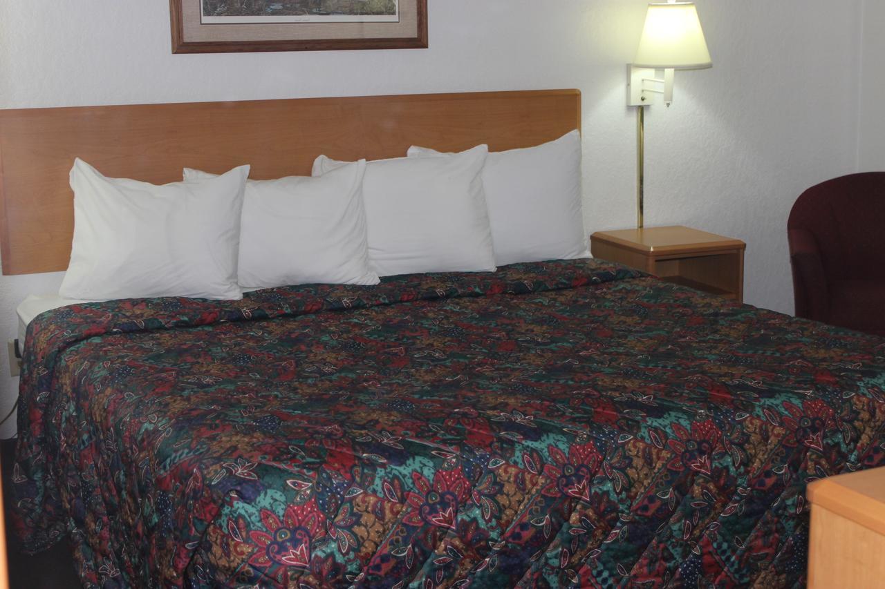 Americas Best Value Inn Grand Forks Extérieur photo