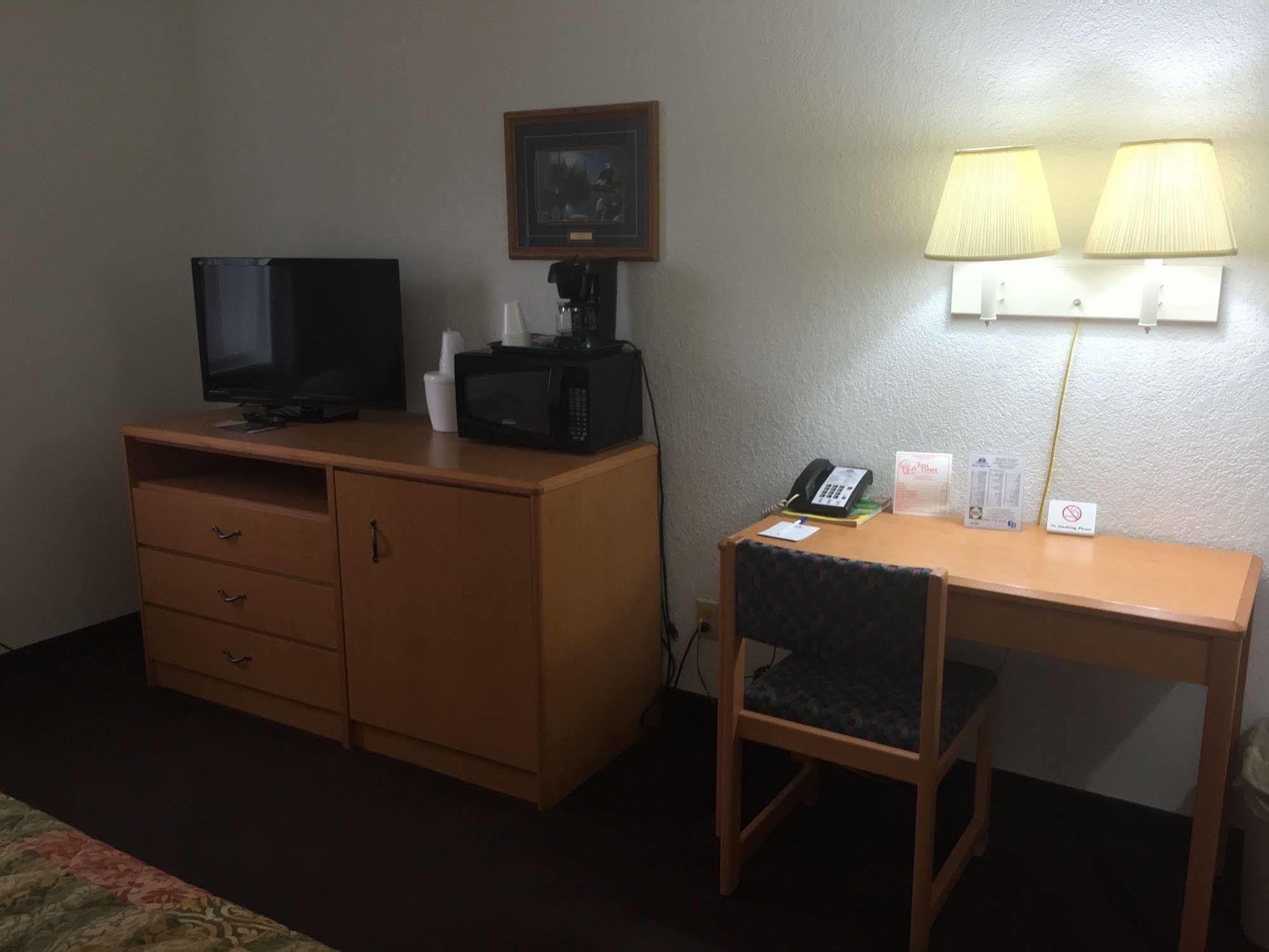 Americas Best Value Inn Grand Forks Extérieur photo
