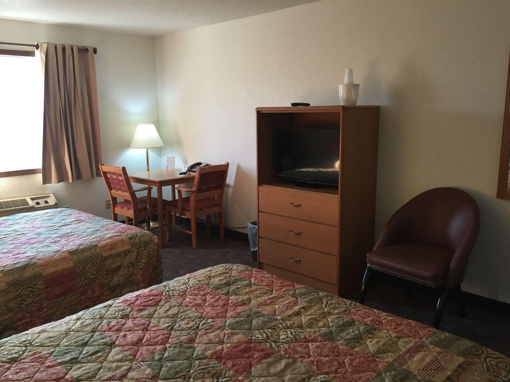 Americas Best Value Inn Grand Forks Extérieur photo