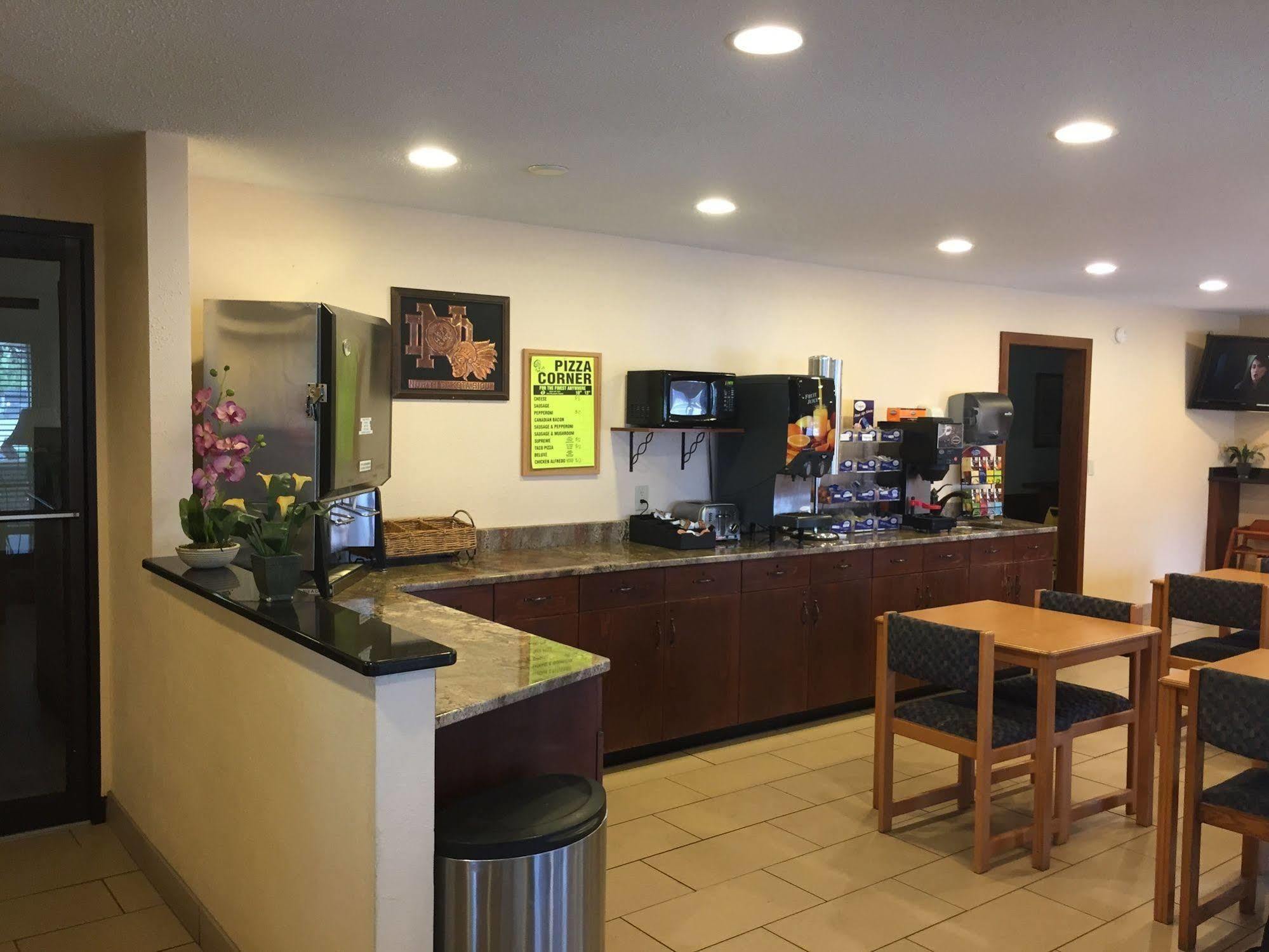 Americas Best Value Inn Grand Forks Extérieur photo