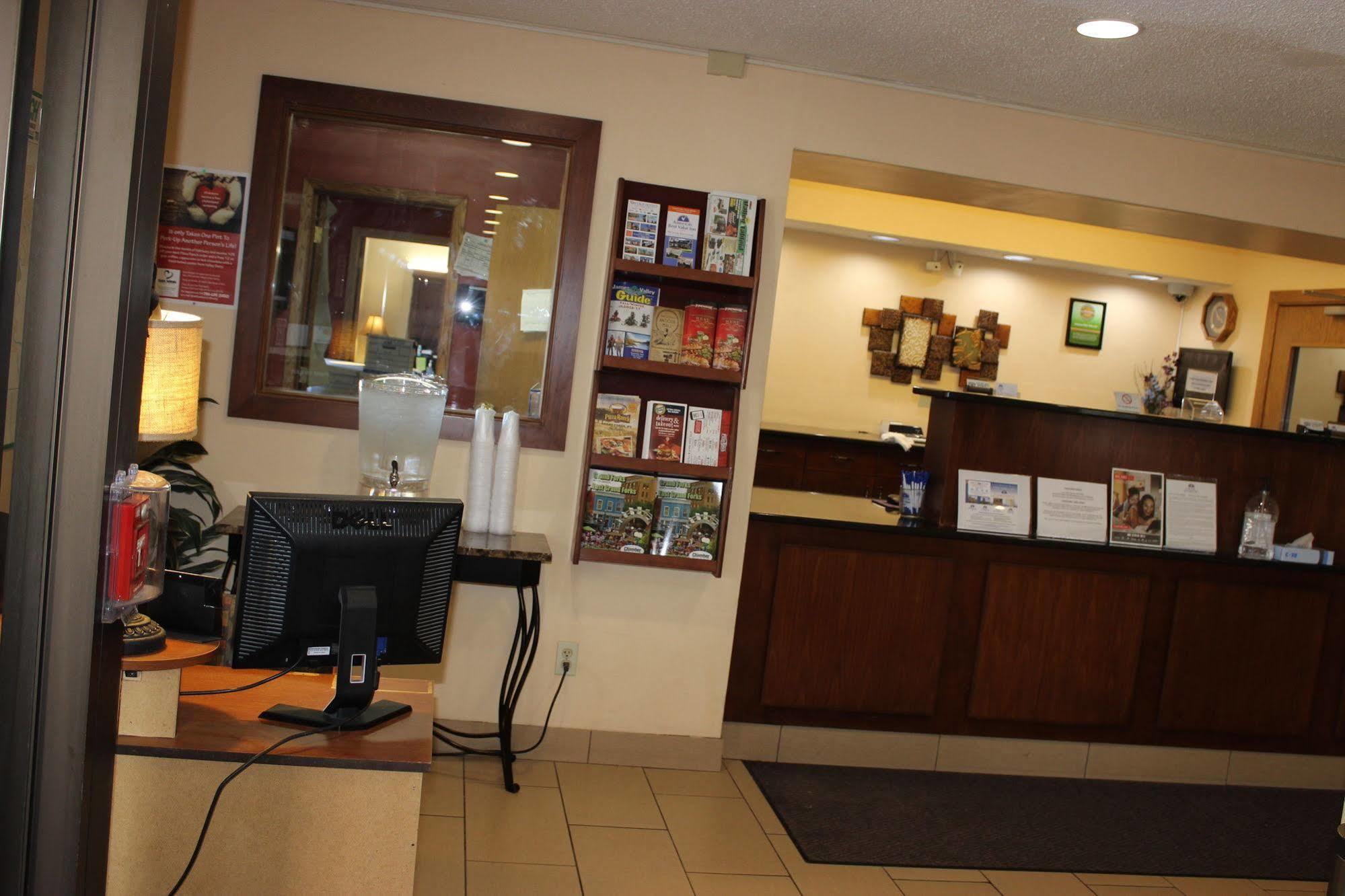 Americas Best Value Inn Grand Forks Extérieur photo