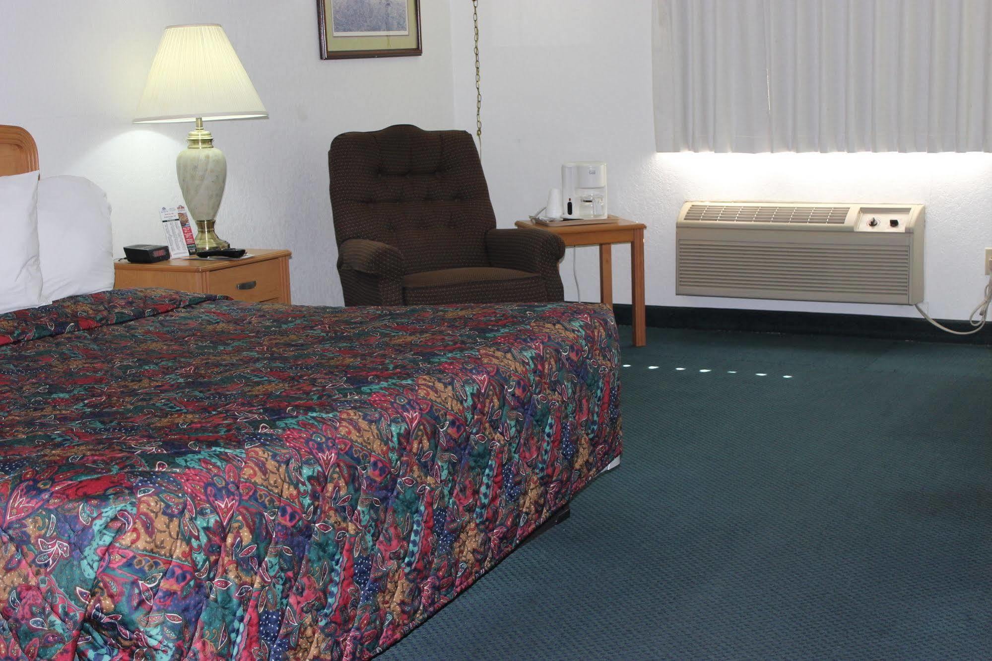 Americas Best Value Inn Grand Forks Extérieur photo