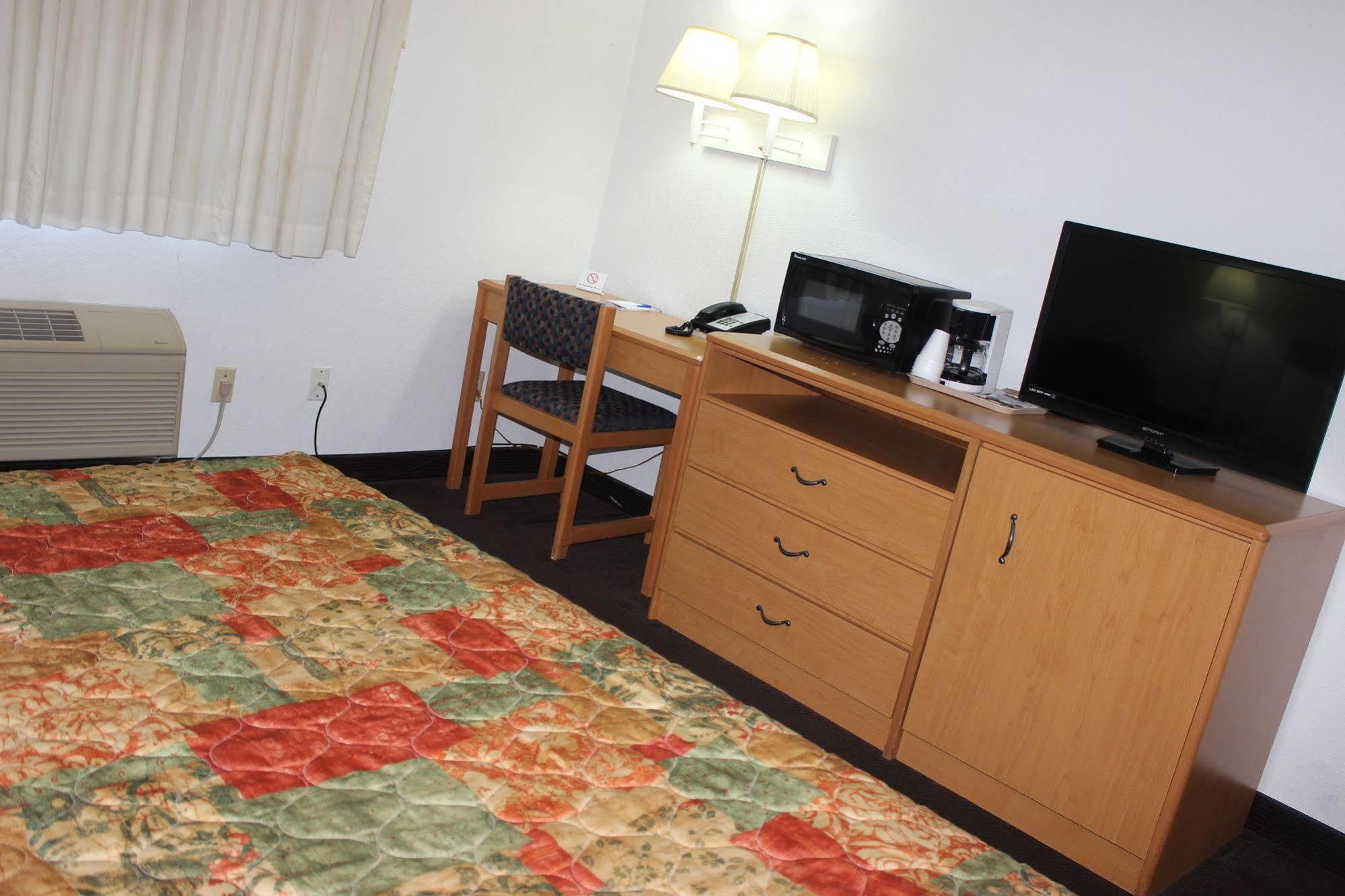 Americas Best Value Inn Grand Forks Extérieur photo